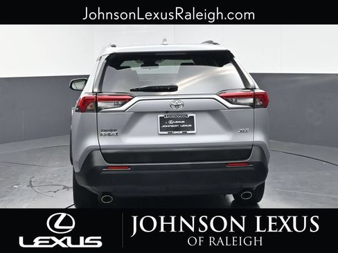 Used 2019 Toyota RAV4 XLE w/ Convenience Package FWD image 8
