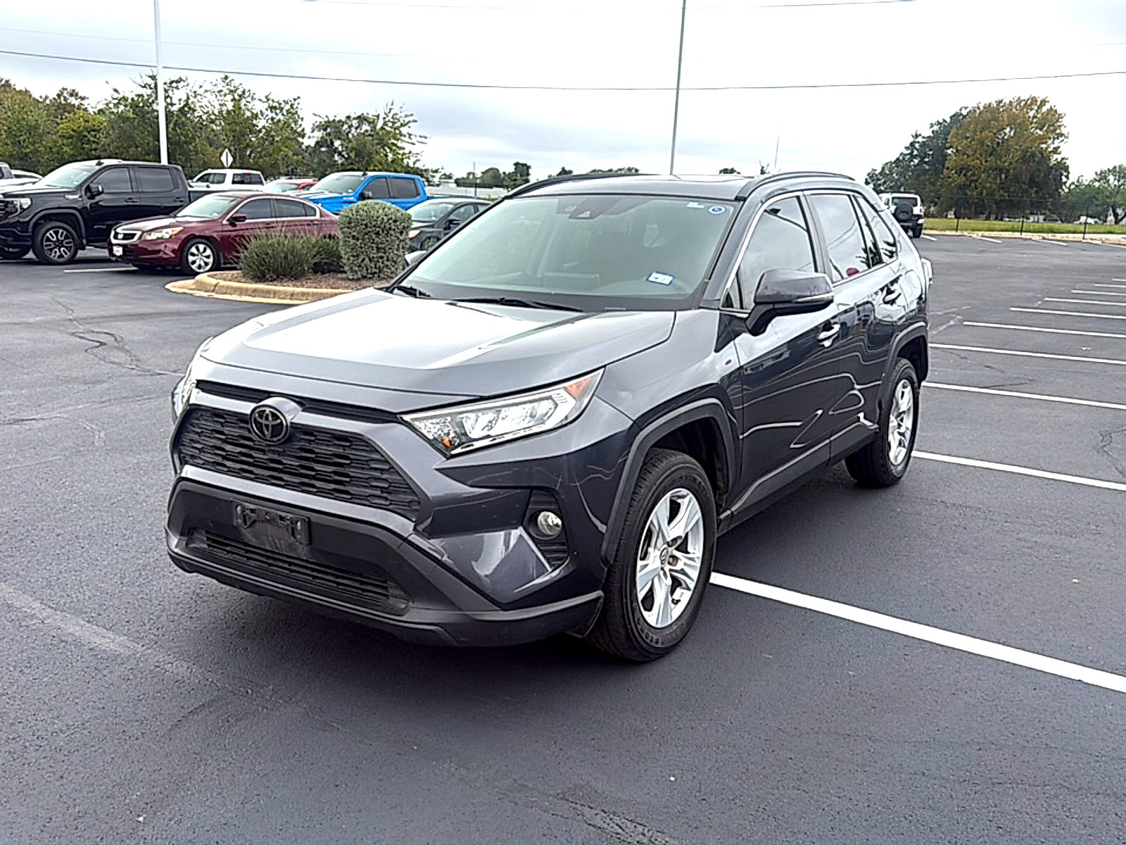 Used 2019 Toyota RAV4 XLE w/ Convenience Package FWD image 2