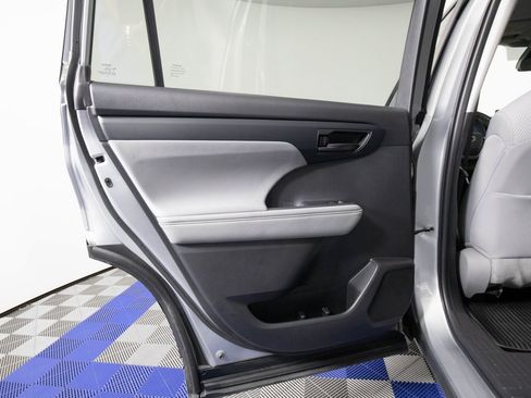 Used 2023 Toyota Highlander LE image 12