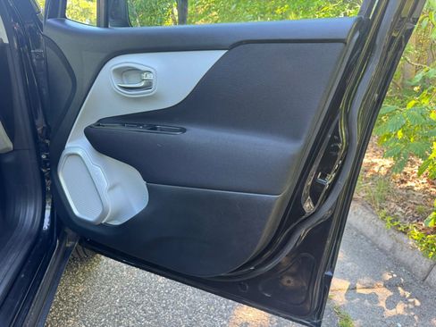 Used 2018 Jeep Renegade Latitude w/ Cold Weather Group AWD/4WD image 10