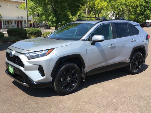 Used 2022 Toyota RAV4 SE w/ Convenience Package AWD/4WD image 12