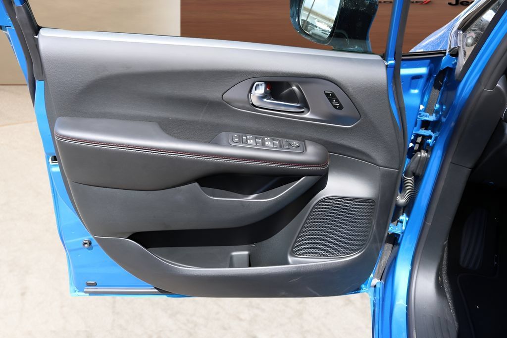 New 2027 Chrysler Pacifica Select FWD image 10
