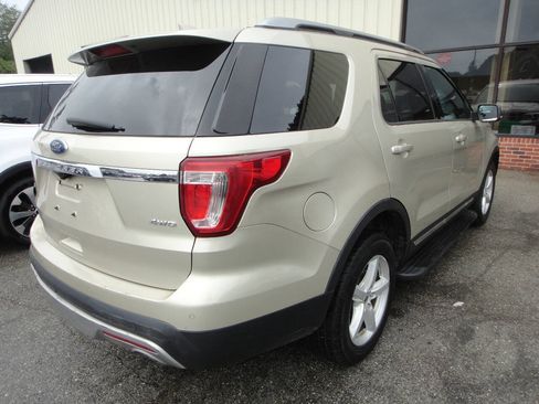 Used 2017 Ford Explorer XLT w/ Equipment Group 202A AWD/4WD image 4