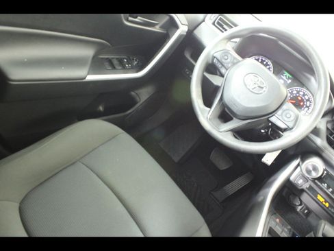 Used 2022 Toyota RAV4 LE FWD image 16