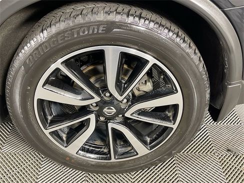 Used 2018 Nissan Rogue SL w/ Premium Package image 34