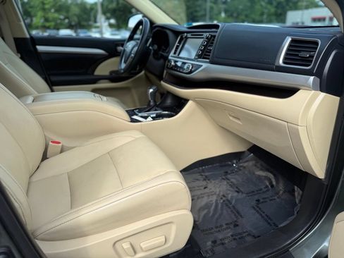 Used 2019 Toyota Highlander XLE w/ Carpet Mat Package (TMS) AWD/4WD image 24