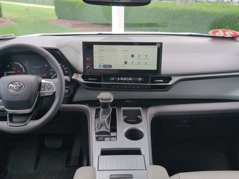 Certified 2026 Toyota Sienna XLE FWD image 29