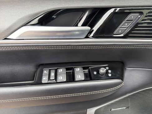 Used 2025 Jeep Wagoneer L Series III image 19