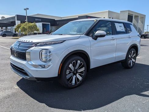 New 2025 Mitsubishi Outlander SE image 2