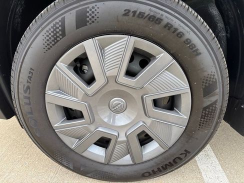 Used 2025 Nissan Kicks S image 8