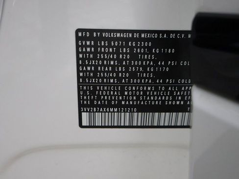 Used 2021 Volkswagen Tiguan SE R-Line image 43