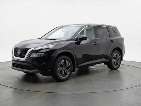 Used 2025 Nissan Rogue SV image 3