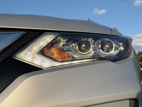 Used 2019 Nissan Rogue SL w/ Premium Package image 9