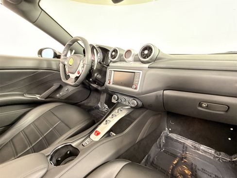 Certified 2018 Ferrari California T image 25
