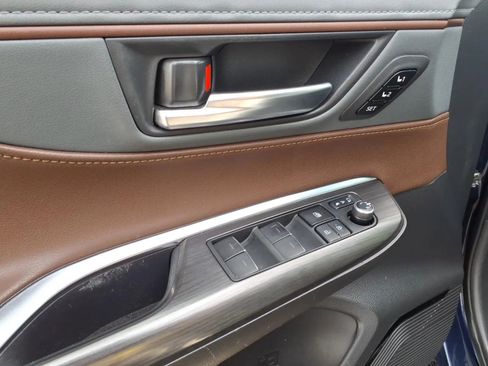 Used 2021 Toyota Venza Limited image 26