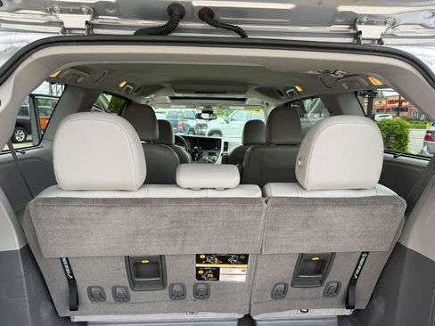 Used 2018 Toyota Sienna XLE w/ Entertainment Package FWD image 27