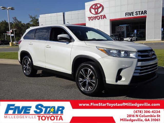 Used 2019 Toyota Highlander LE FWD image 1