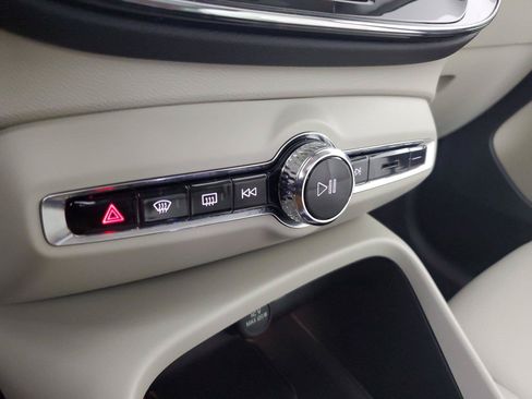 Certified 2025 Volvo XC40 B5 Plus w/ Protection Package Premier AWD/4WD image 30