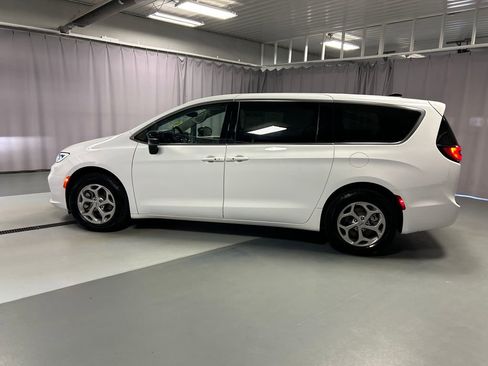 Used 2024 Chrysler Pacifica Limited w/ Uconnect Theater Family Group AWD/4WD image 4