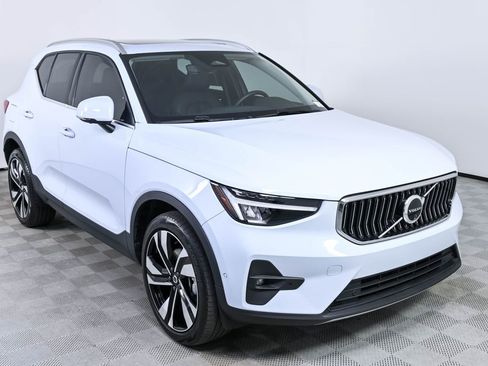 Used 2025 Volvo XC40 B5 Plus AWD/4WD image 27