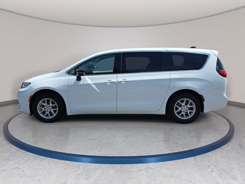 Certified 2024 Chrysler Pacifica Touring-L FWD image 8