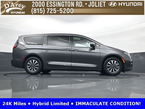 Used 2022 Chrysler Pacifica Limited image 25