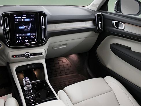 Certified 2025 Volvo XC40 B5 Plus w/ Protection Package Premier image 27