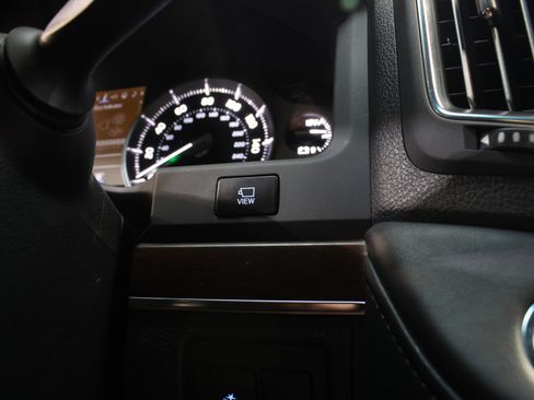 Used 2019 Toyota Land Cruiser w/ Four Season Floor Mat Package image 67