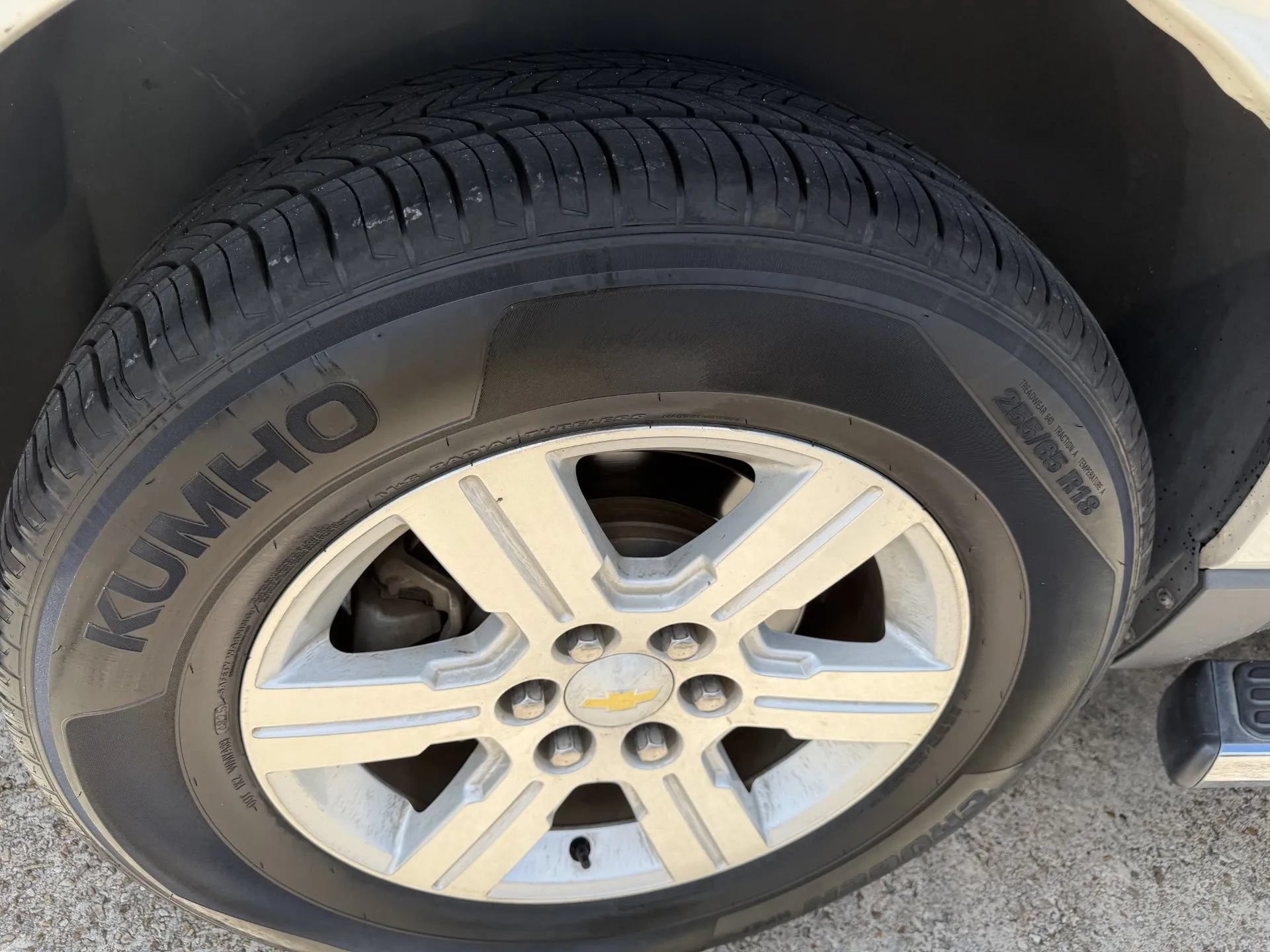 Used 2011 Chevrolet Traverse LT w/ LPO, 'HIT The Road' Package FWD image 3