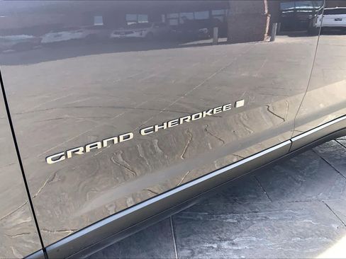 Used 2023 Jeep Grand Cherokee L Laredo image 31