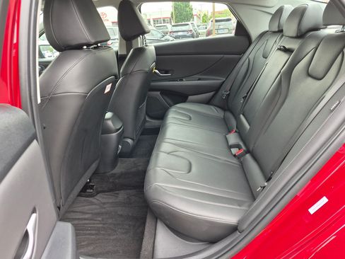 Certified 2025 Hyundai Elantra Limited FWD image 17