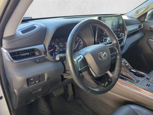 Used 2021 Toyota Highlander Limited FWD image 11