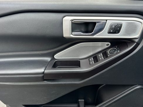 Used 2020 Ford Explorer Platinum w/ Premium Technology Package image 11
