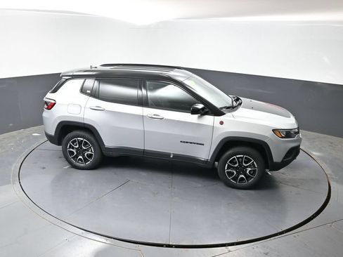 Used 2025 Jeep Compass Trailhawk AWD/4WD image 44