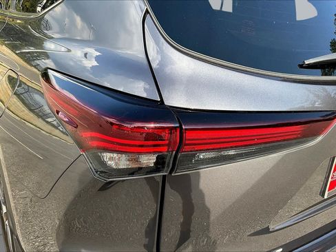 Used 2024 Toyota Highlander XLE FWD image 29