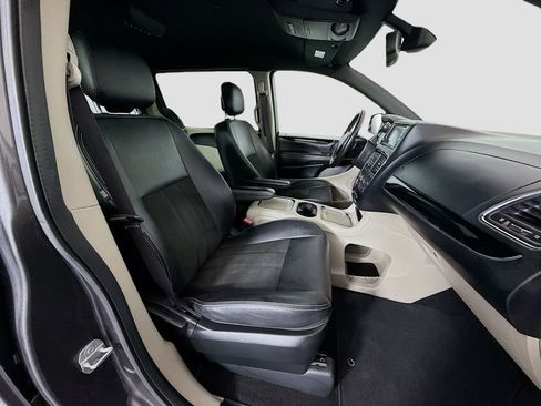 Used 2019 Dodge Grand Caravan SXT FWD image 27