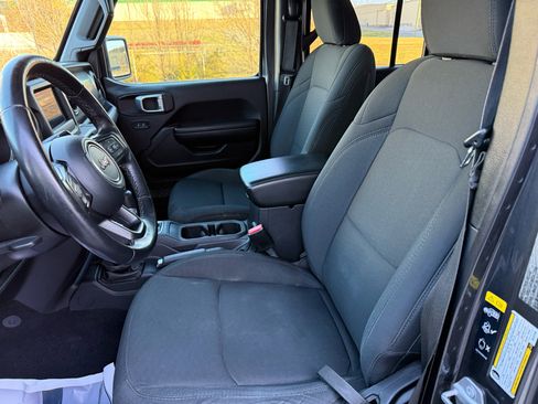 Used 2021 Jeep Gladiator Sport image 18