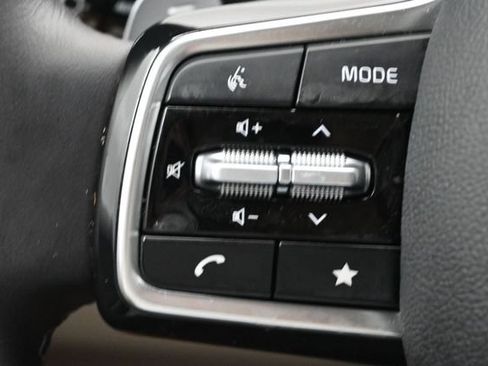 Used 2025 Kia Carnival EX FWD image 8