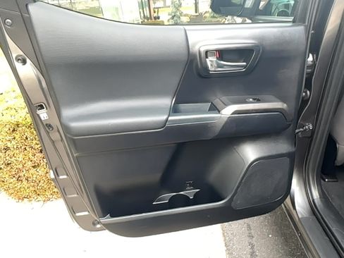 Used 2018 Toyota Tacoma TRD Sport AWD/4WD image 18