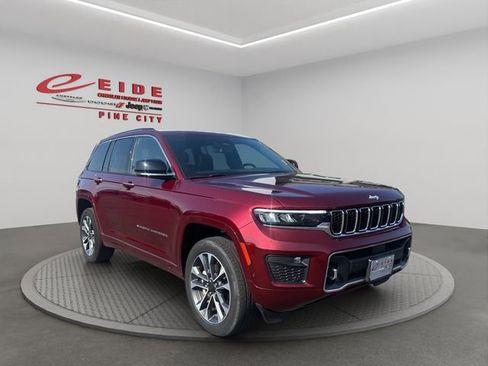 Used 2023 Jeep Grand Cherokee Overland w/ Luxury Tech Group IV AWD/4WD image 12