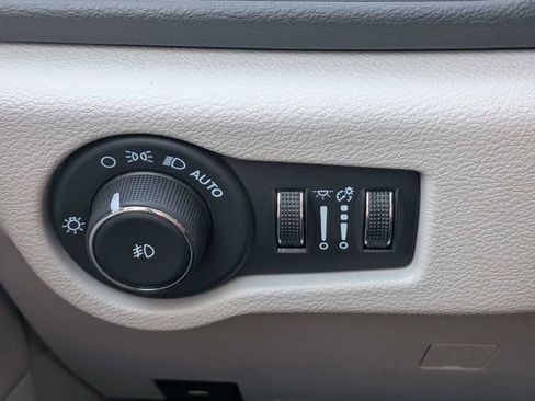 Used 2024 Chrysler Pacifica Touring-L FWD image 23