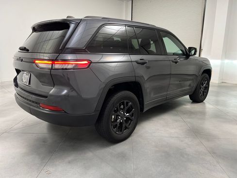 Used 2024 Jeep Grand Cherokee Altitude RWD image 9