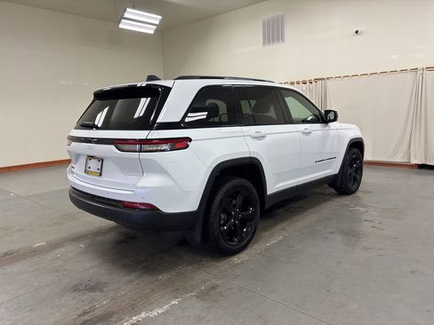 Used 2022 Jeep Grand Cherokee Altitude image 8