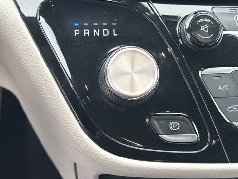 Used 2017 Chrysler Pacifica Touring-L image 16