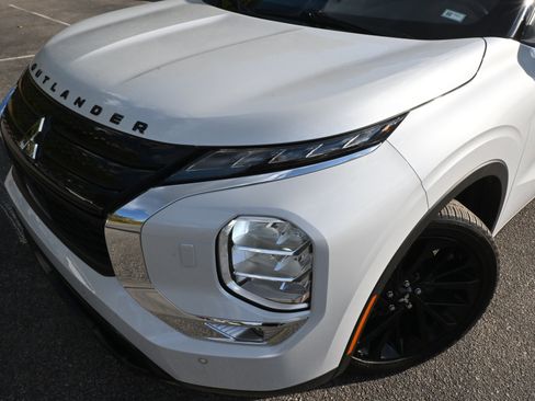 Used 2023 Mitsubishi Outlander SE image 13