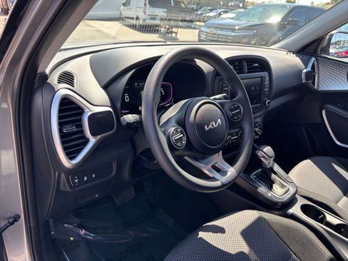 Used 2025 Kia Soul LX w/ LX Technology Package FWD image 33