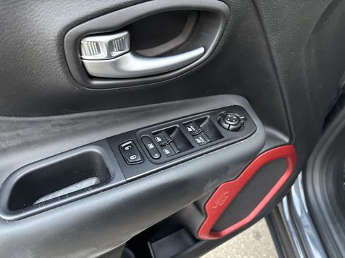 Used 2022 Jeep Renegade Trailhawk image 16