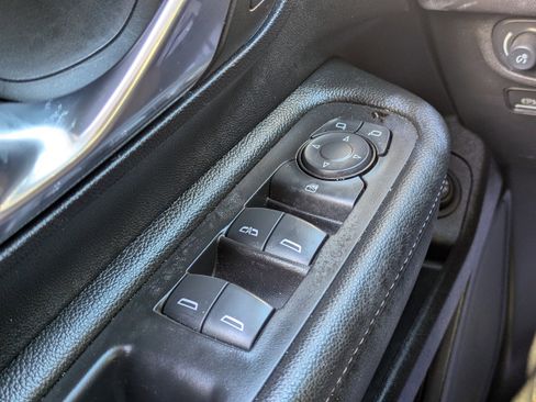 Used 2024 GMC Terrain SLE w/ Driver Convenience Package image 25