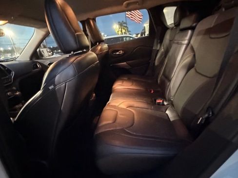 Used 2019 Jeep Cherokee Limited w/ Technology Group FWD image 13