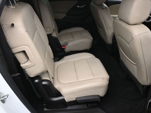 Used 2023 Chevrolet Traverse LT image 8